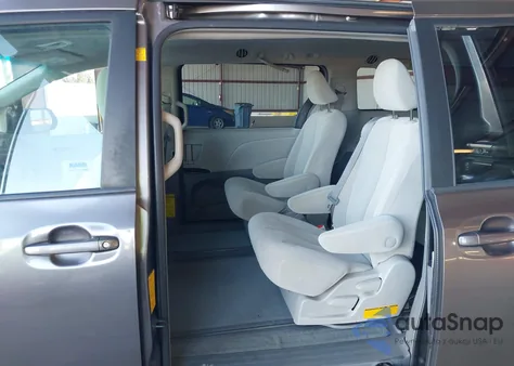 2011 Toyota Sienna Le V6 z USA, uszkodzony, nr VIN 5TDKK3DC7BS009075